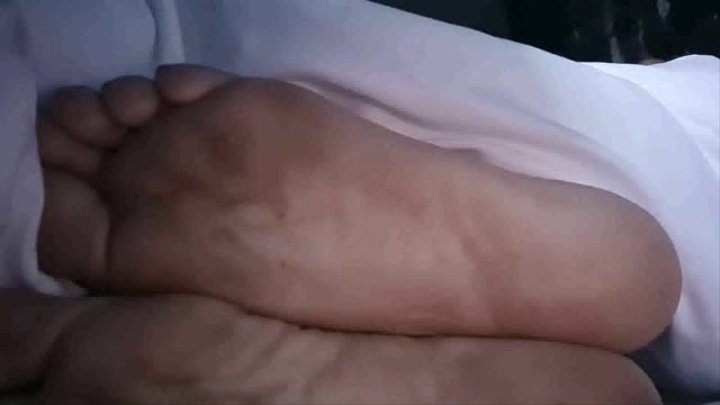 Sleepy Soles Giantess lola lays downfor a nap under a big comforterFoot Fetish Peep Show scratc & side view Napping  cam 2 mkvhing soles w Big Toe lying on back
