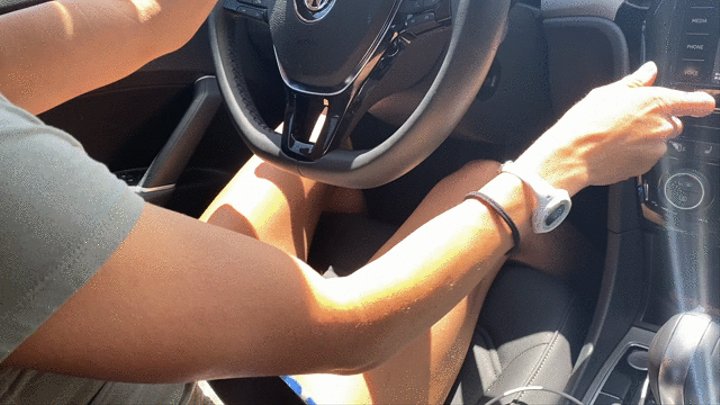 Foot Slut Lora Cross’s FootJob and Handjob while Driving