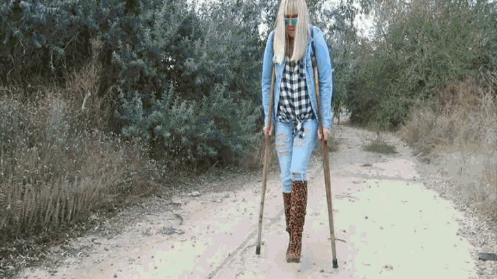 Walking in boots on crutches MP4(1280x720)FHD