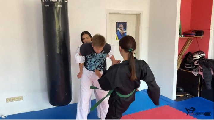 Girls karate treining