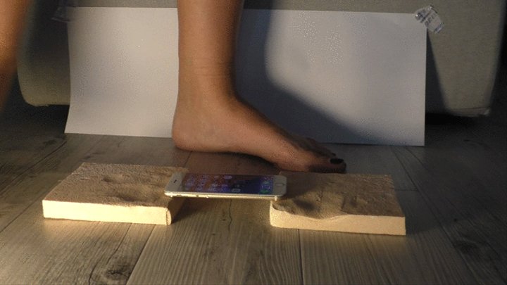 Italian Girlfriend - Iphone 6 tramping and crushing barefoot and kitten heel