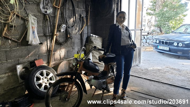 17 - Kata revving moped