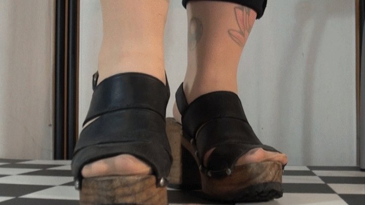 Fantastic cumshot under Iffelmaus's wooden platform sandals - Cam 2