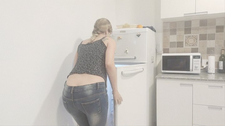 Gf cooking with buttcrack