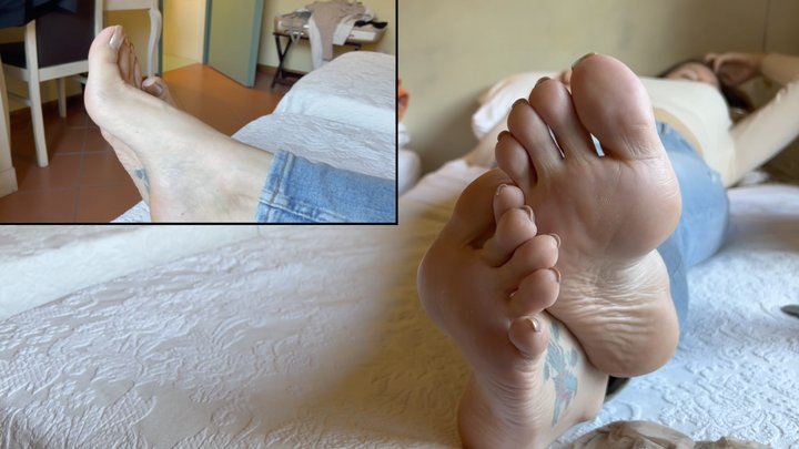 2 cameras! On top of feet and soles at the same time  (MP4-HD 1080p)