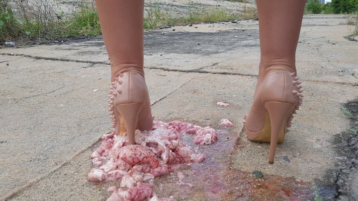 Seasoning liver and brain with crushing heels