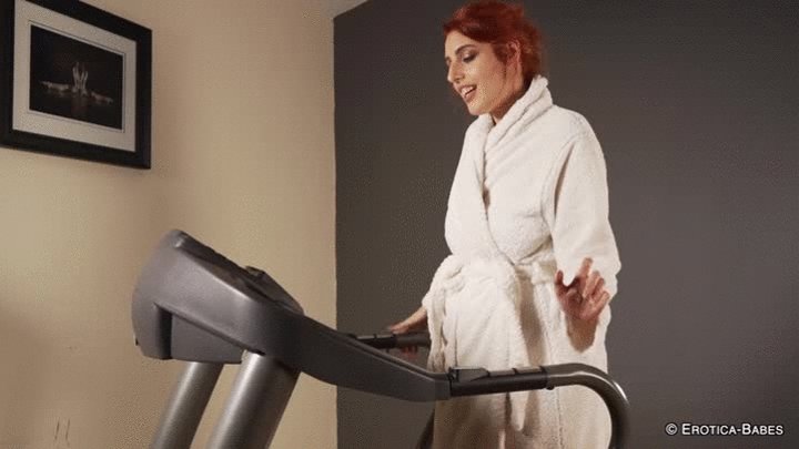 Ellie Roe from below on a treadmill