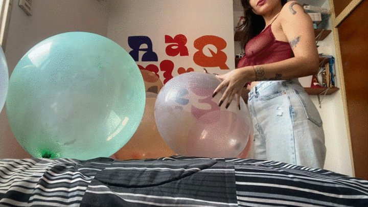 Playing with belbal balloons and my pussy